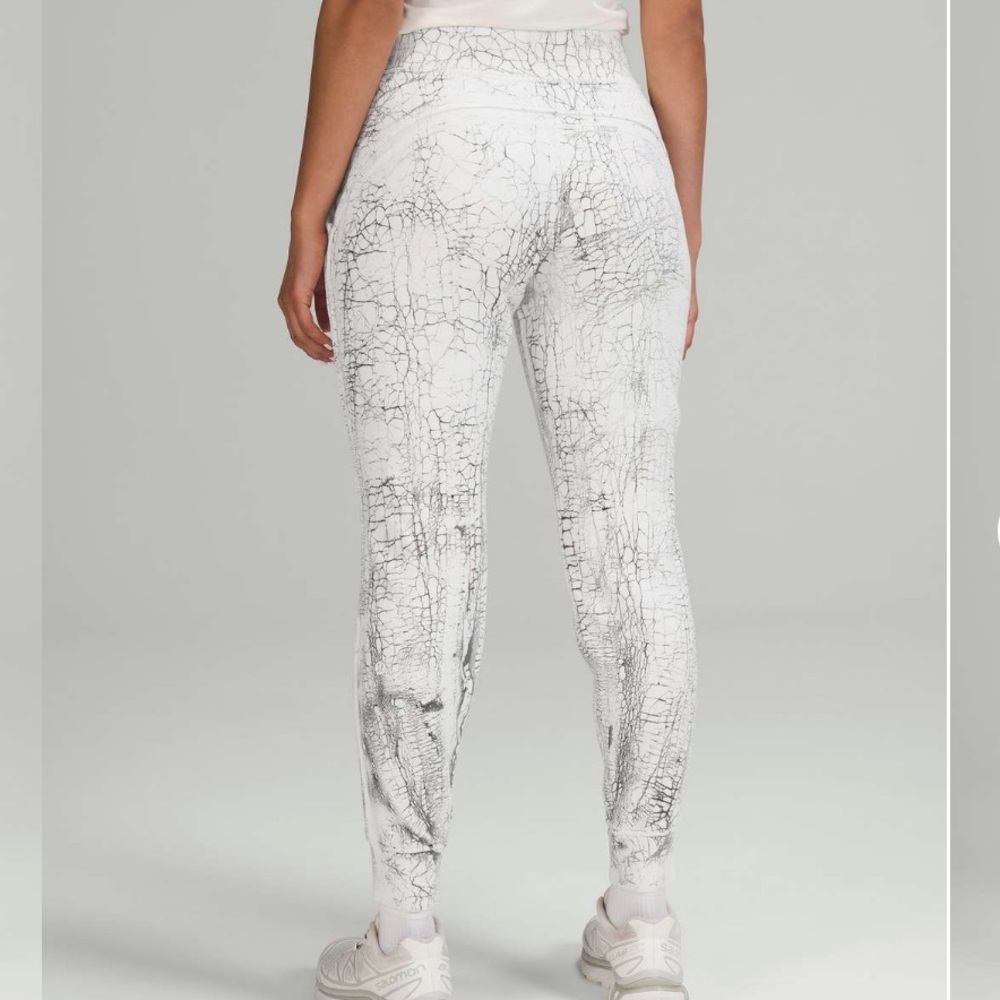 Lululemon Warm Down Joggers sweatpants 7/8 Length
Thread Dye White Black